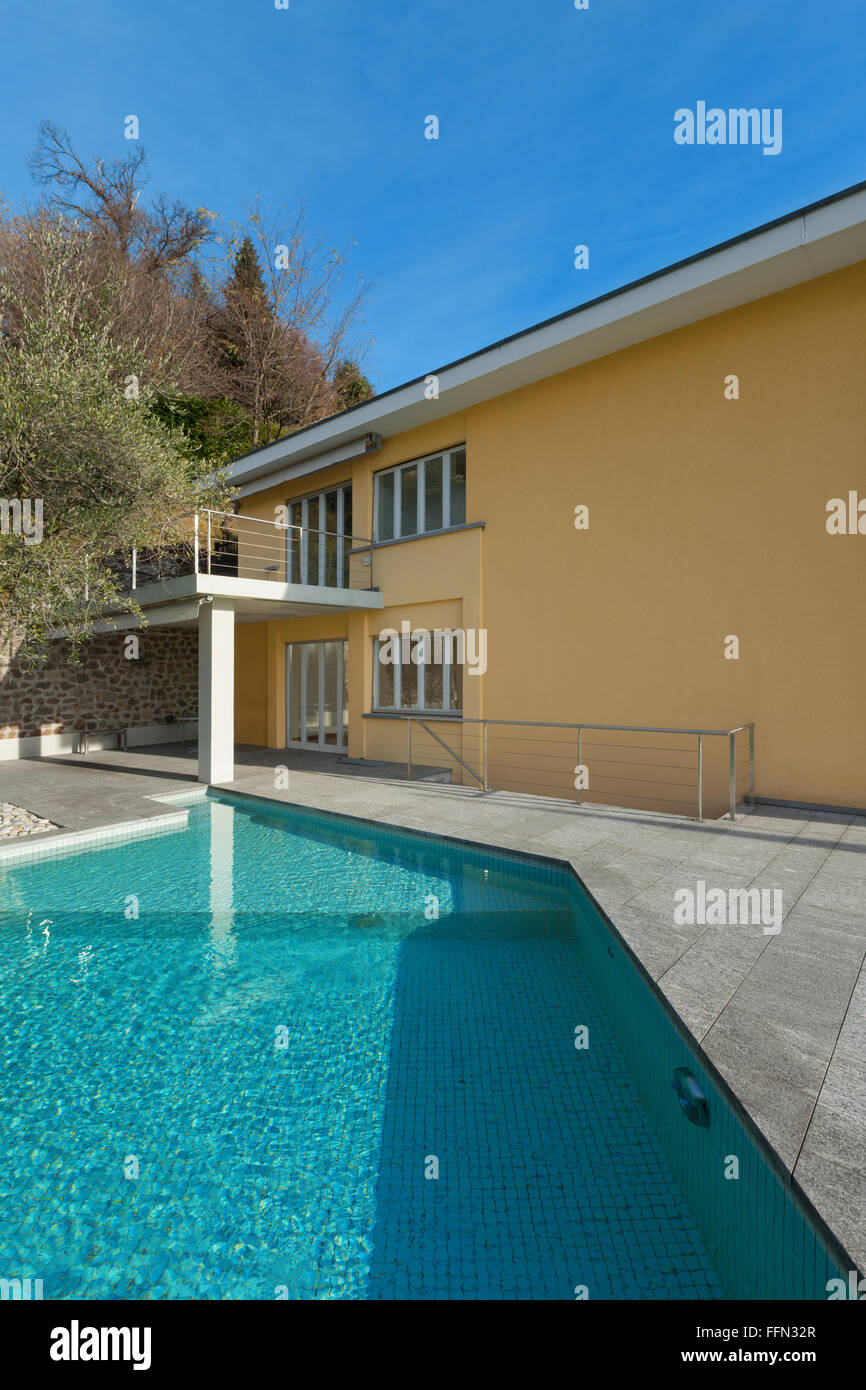 Architettura, esterno di un edificio moderno con piscina Foto Stock