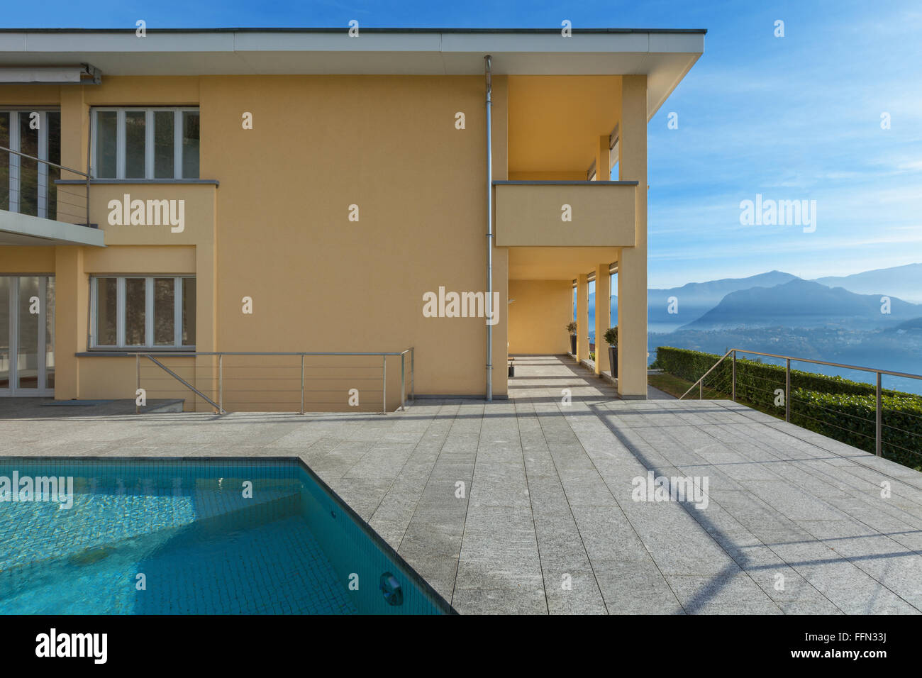 Architettura, esterno di un edificio moderno con piscina Foto Stock