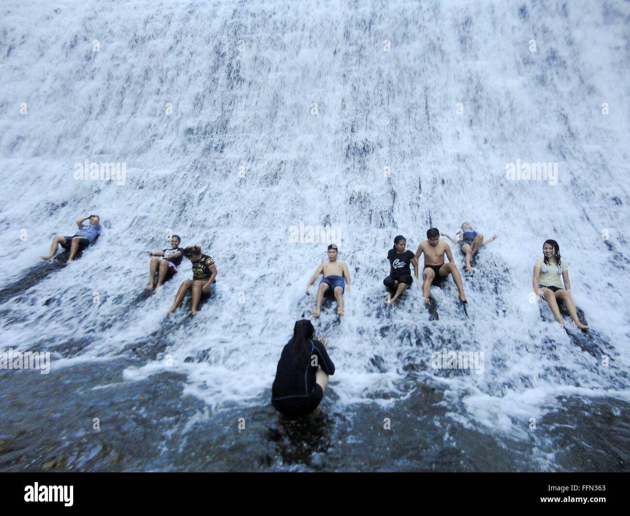 Rodriguez, Filippine. Xvi Feb, 2016. Filippini fare una nuotata all'smantellata Wawa diga in comune di Rodriguez, Rizal provincia, a est di Manila, Filippine. Secondo lo stato filippino meteo bureau, intorno 30 province potrebbero sperimentare la siccità il prossimo marzo, e si è visto ad intensificare in aprile, con il suo picco aspetta di colpire nel maggio e la si vede a incidere una stima di 54 province del paese. © Paolo Pizzi/Pacific Press/Alamy Live News Foto Stock