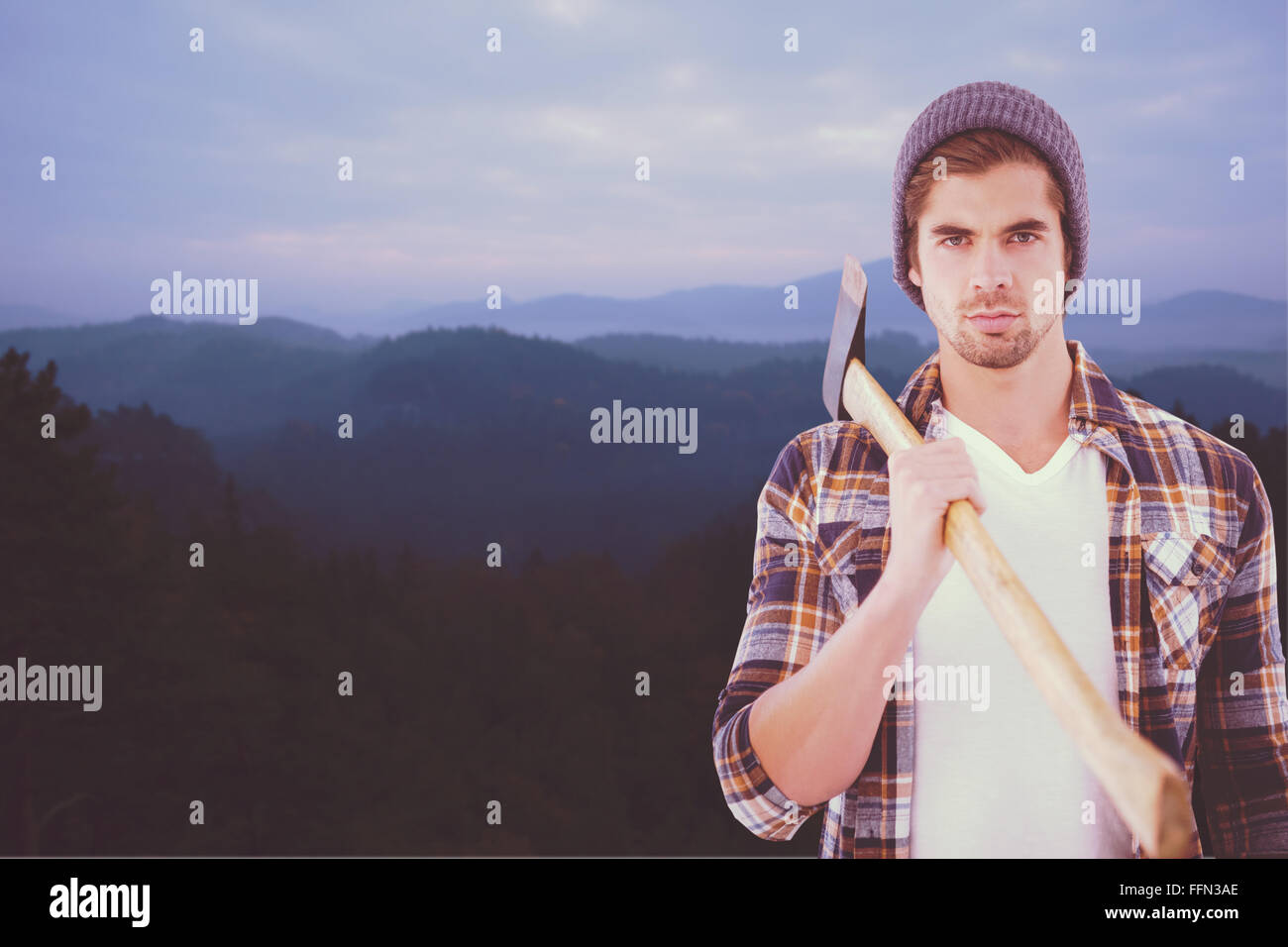 Immagine composita del ritratto di hipster holding ax sullo spallamento Foto Stock