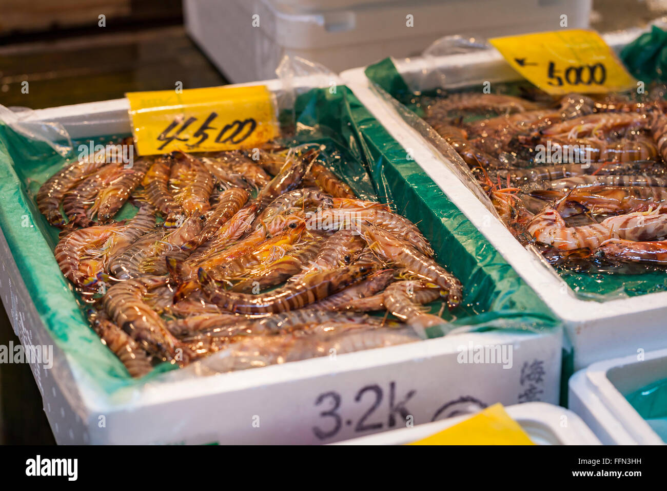 Pesce crudo che vendono sul mercato in Giappone Foto Stock