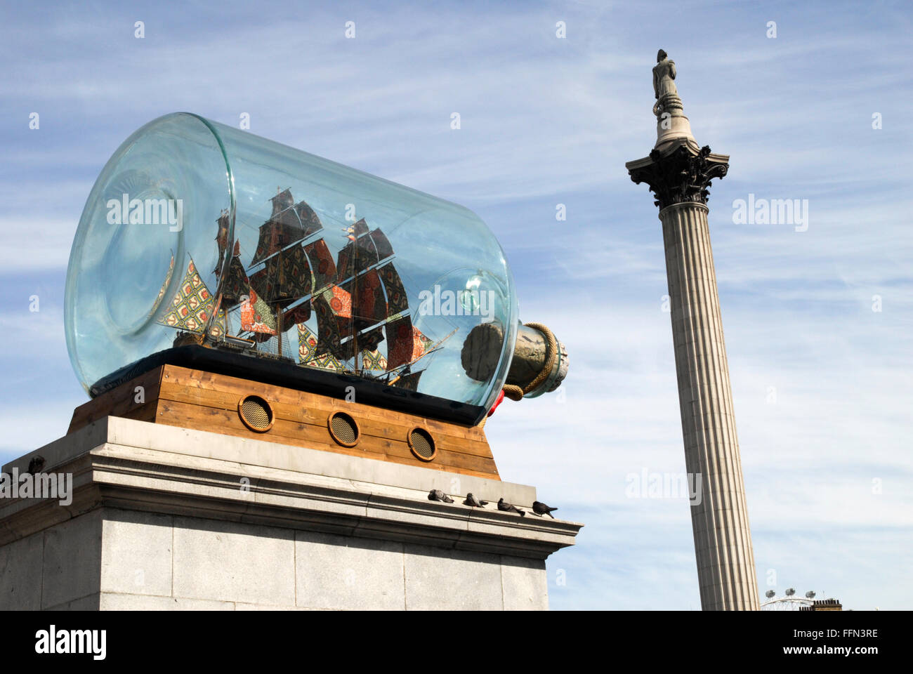 Il quarto plinto a Trafalgar Square, che mostra la nave in una bottiglia e Nelson la colonna. Foto Stock