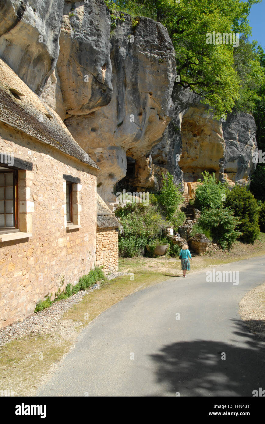 St-Circ, Dordogne, la posizione delle Grotte du Sorcier. Ci sono le vestigia di una fortezza medievale nella adiacente roccia calcarea. Foto Stock
