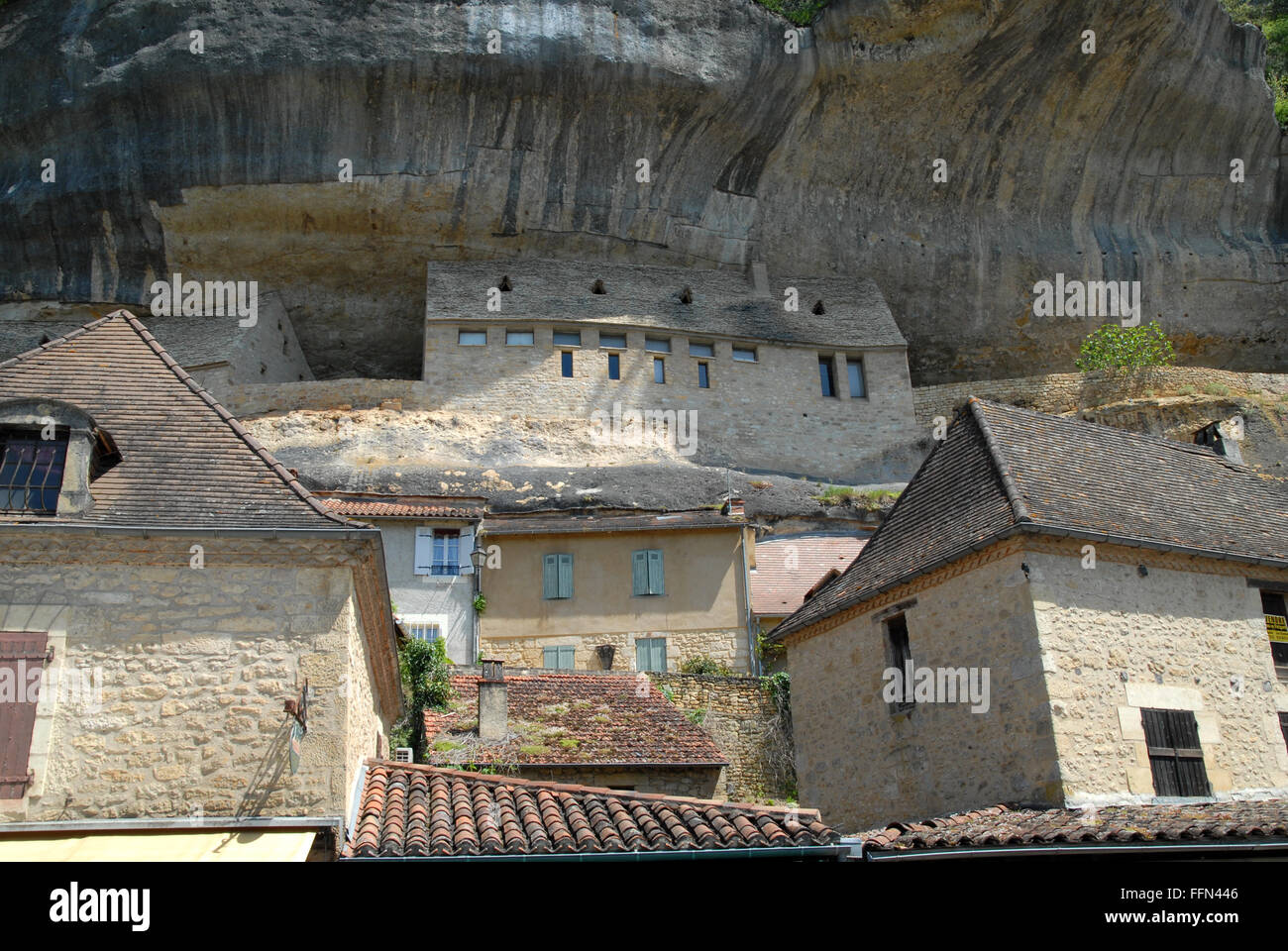 Les Eyzies-de-Tayac, che mostra una parte della Nazionale Museo della Preistoria costruito nella roccia calcarea. Foto Stock