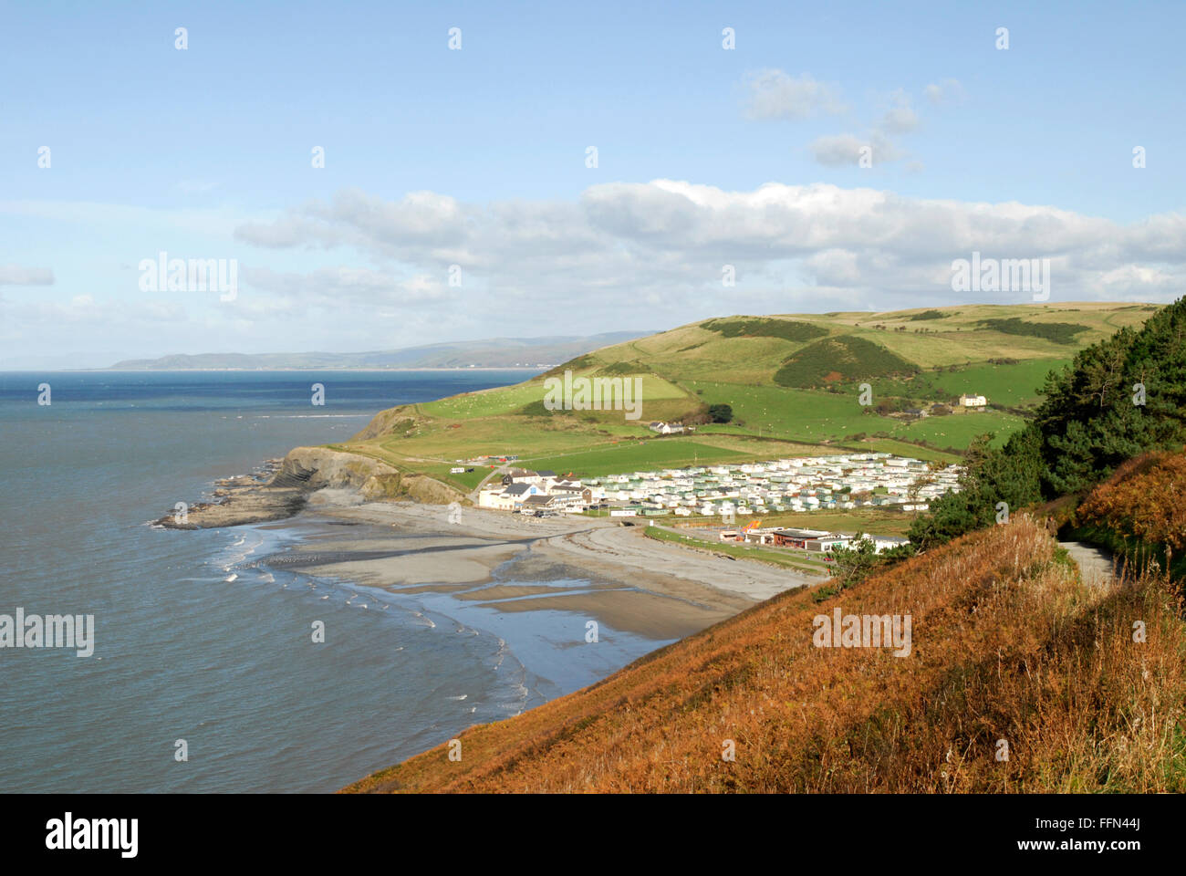 Il Ceredigion sentiero costiero, a nord di Aberystwyth, guardando verso il basso sul caravan park a Clarach. Foto Stock