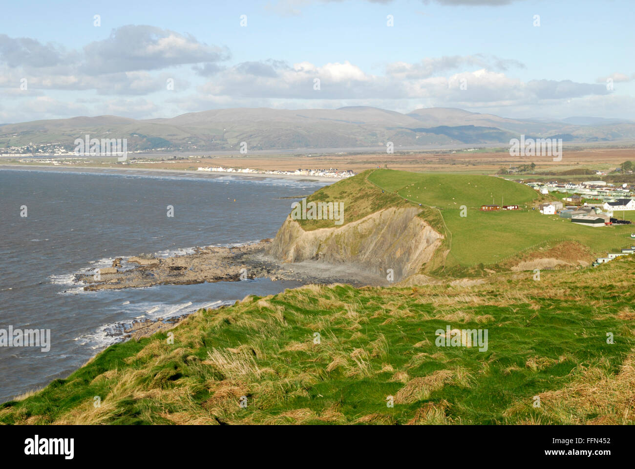 Vista di Borth e montagne al di là del Ceredigion sentiero costiero. Foto Stock