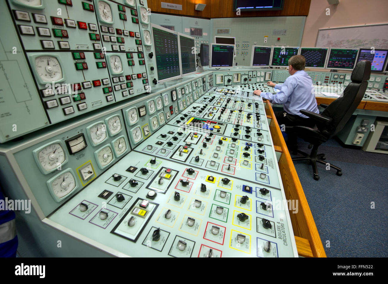 Sala di controllo del reattore e interruttore di arresto in Hinkley Point B centrale nucleare. Somerset, Regno Unito Foto Stock