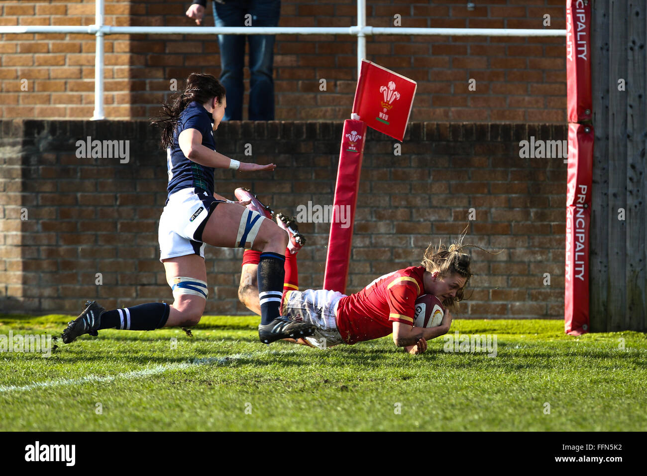 14.02.16 - Galles v Scozia - Donne RBS 6 Nazioni 2016 - Hannah Jones del Galles punteggi di provare. Foto Stock