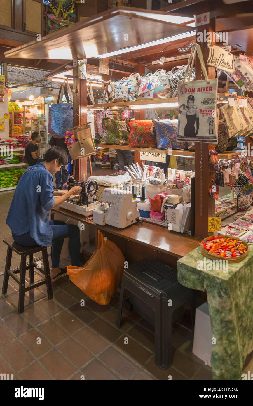 Proprietario di un negozio di fabbricare sacchi su una fase di stallo all'interno del Mercato Centrale, Kuala Lumpur, Malesia, sud-est asiatico Foto Stock Proprietario di un negozio di fabbricare sacchi su una fase di stallo all'interno del Mercato Centrale, Kuala Lumpur, Malesia, sud-est asiatico Foto Stock