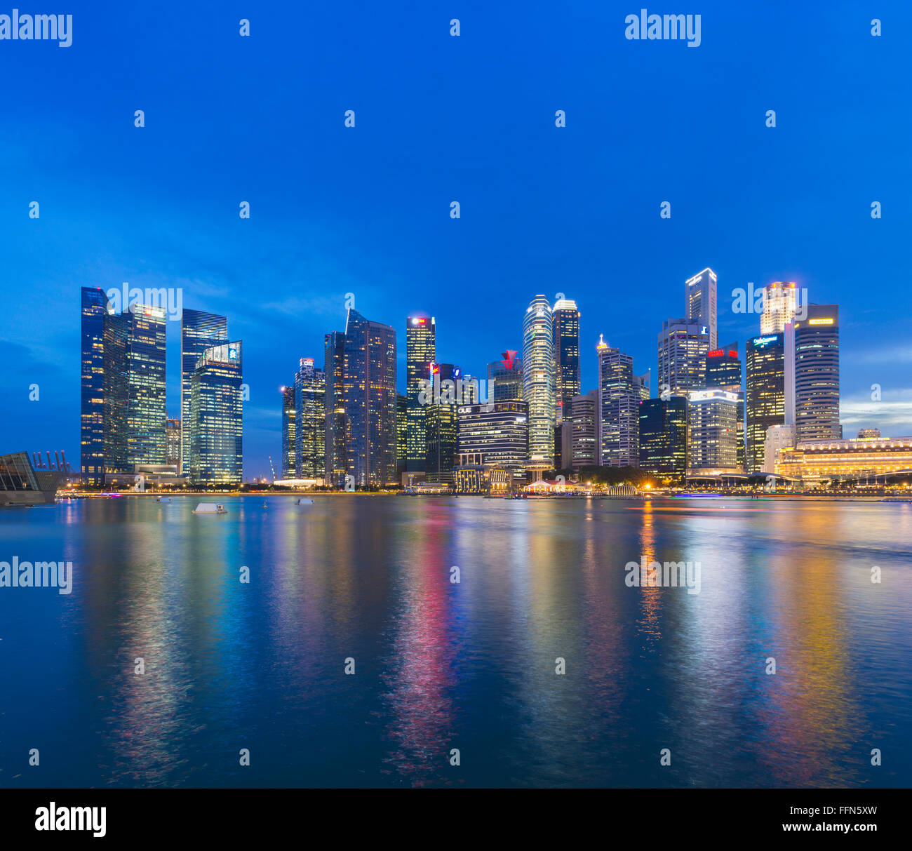 Lo skyline di Singapore attraverso Marina Bay, Sud-est asiatico di notte Foto Stock