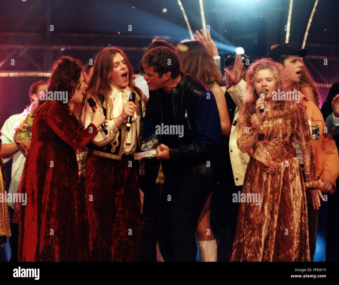 Kelly Family, gruppo musicale irlandese (musica folk), a metà lunghezza, con David Hasselhoff, in scena in occasione del 40. Anniversario la rivista 'Bravo', Olympics Hall, Monaco di Baviera, 24. / 25.8.1996, Foto Stock