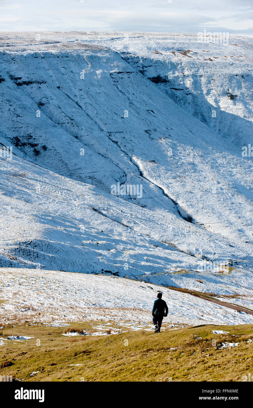 Il fieno Bluff - Parco Nazionale di Brecon Beacons, Powys, Wales, Regno Unito. Il 16 febbraio, 2016. Regno Unito: Meteo A walker descendsa al vangelo passare da fieno Bluff - vicino a Hay-on-Wye - nel settore orientale del Brecon Beacons (la montagna nera) in Powys, Wales, Regno Unito. La neve che cadde una settimana fa ancora giace sulle vette del Brecon Beacons. Le temperature di questa mattina sono diversi gradi centigradi sotto zero ma con il vento moderato il "si sente come' la temperatura è circa meno di 5 - 8 gradi centigradi. Credito: Graham M. Lawrence/Alamy Live News. Foto Stock