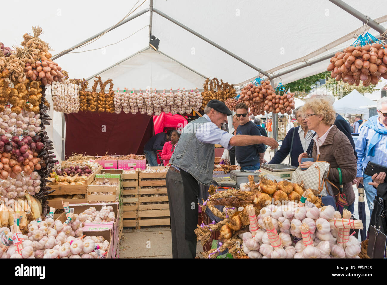 Gand stallo di mercato - la cipolla e aglio venditore nella città vecchia strada del mercato di Ghent, Belgio, Europa Foto Stock