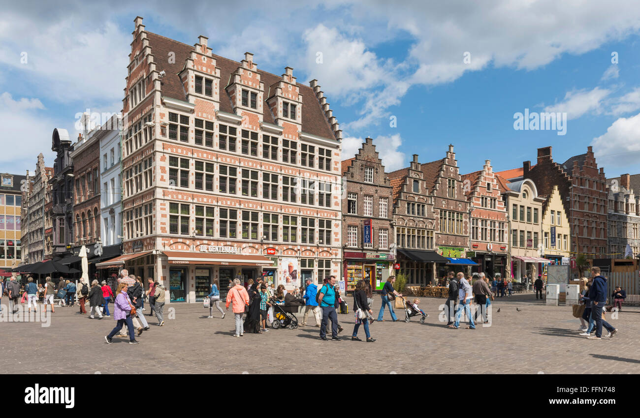 Ghent, Belgio, Europa - la città vecchia con i tradizionali edifici vecchi e turisti in estate Foto Stock