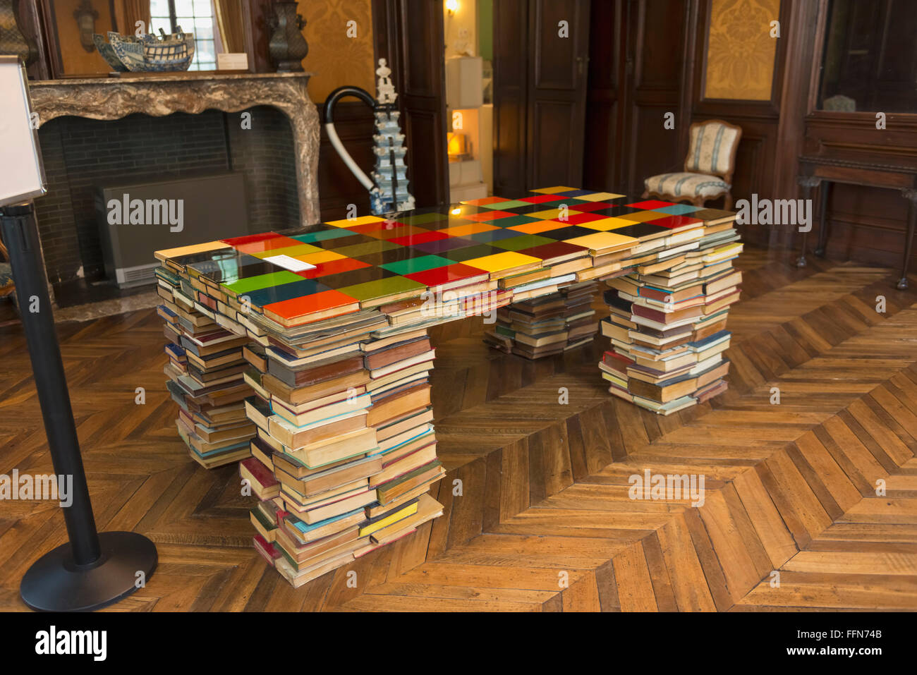 Tabella di vecchi libri esposti nel Museo del Design di Gand, Belgio, Europa Foto Stock
