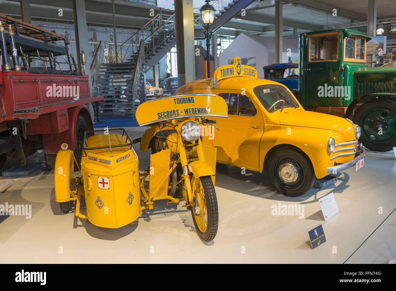 Vecchi veicoli storici sul display nel museo Autoworld, Bruxelles, Belgio, Europa Foto Stock