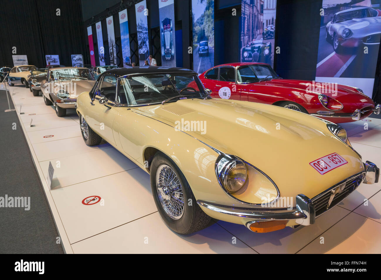 Classic Cars all'interno di Autoworld car museum, Bruxelles, Belgio, Europa Foto Stock