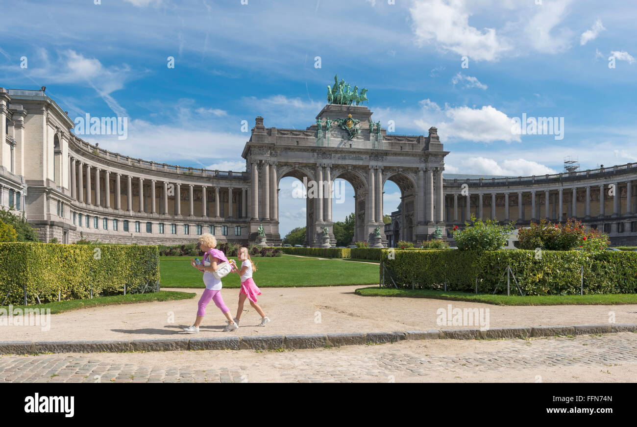 Bruxelles, Belgio, Europa d'estate - Parc du Cinquantenaire e l'Arco di Trionfo Foto Stock