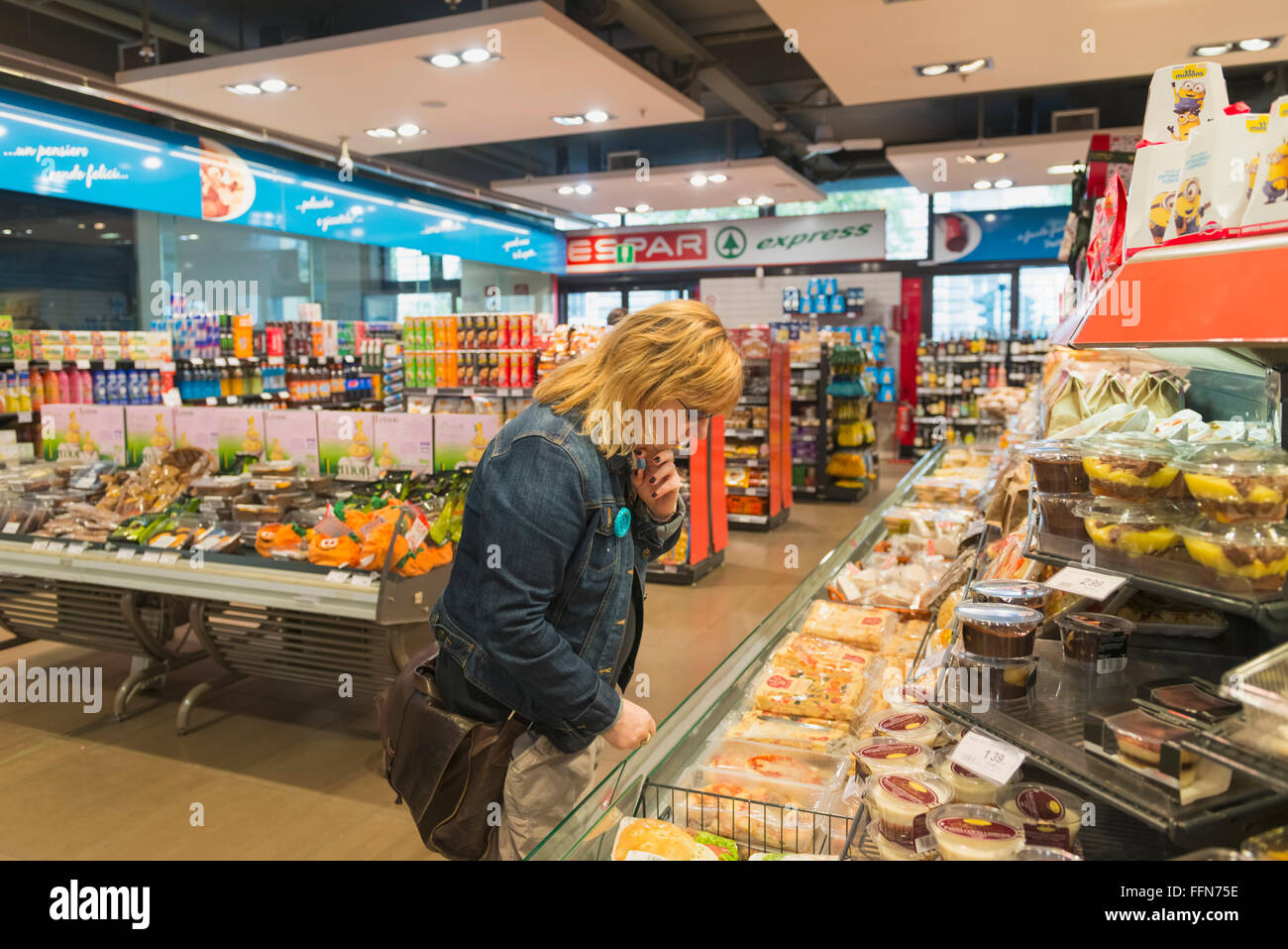 Shopping in un longherone convenience store in Italia, Europa Foto Stock
