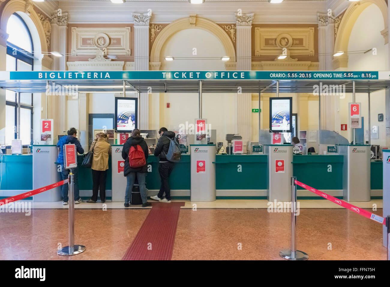 La biglietteria presso la Stazione Ferroviaria di Trieste, Italia, Europa Foto Stock