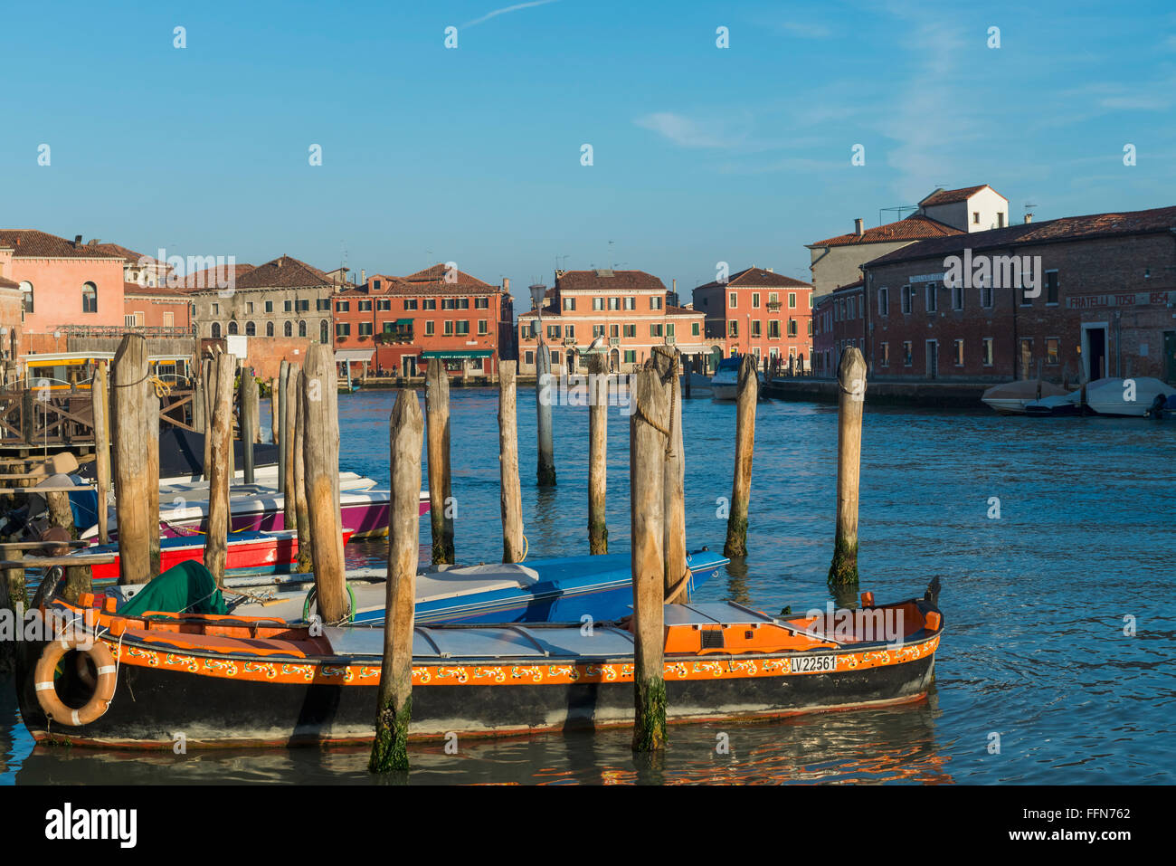 Barche ormeggiate presso l'isola di Murano, Venezia, Italia e Europa Foto Stock