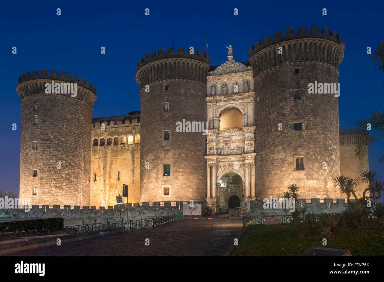 Castel nuovo, Napoli, il Castello nuovo spesso chiamato maschio Angioino di notte Foto Stock