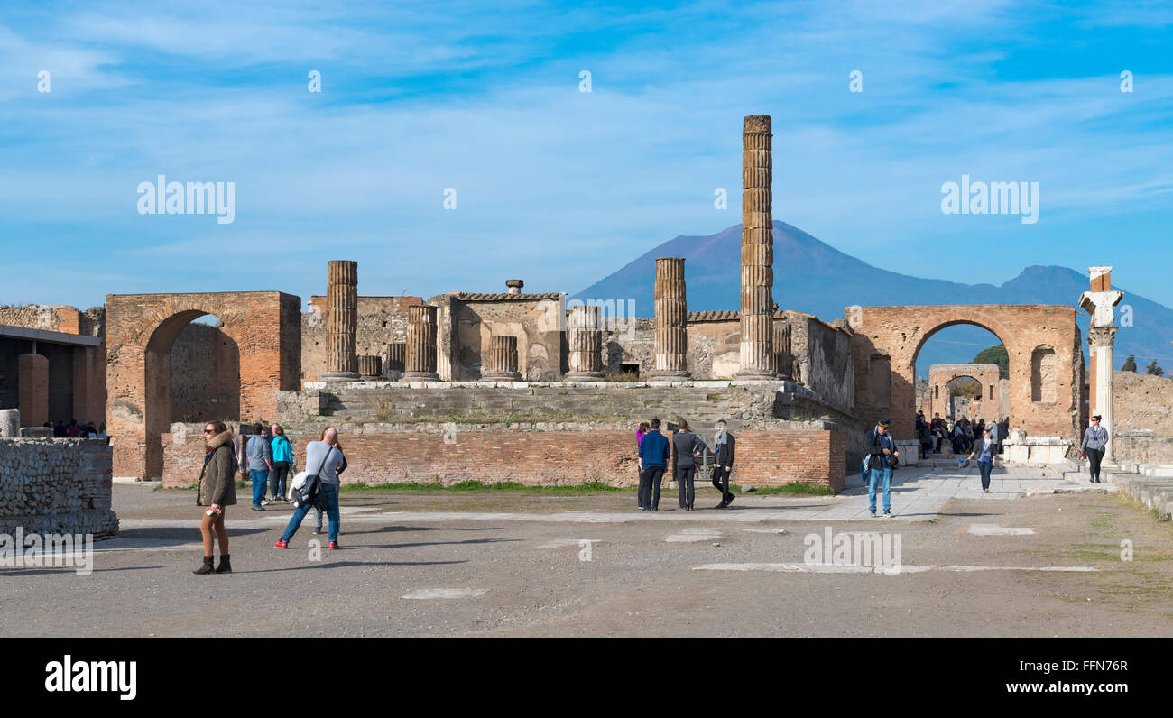 I turisti a Pompei Italia con il Monte Vesuvio Foto Stock