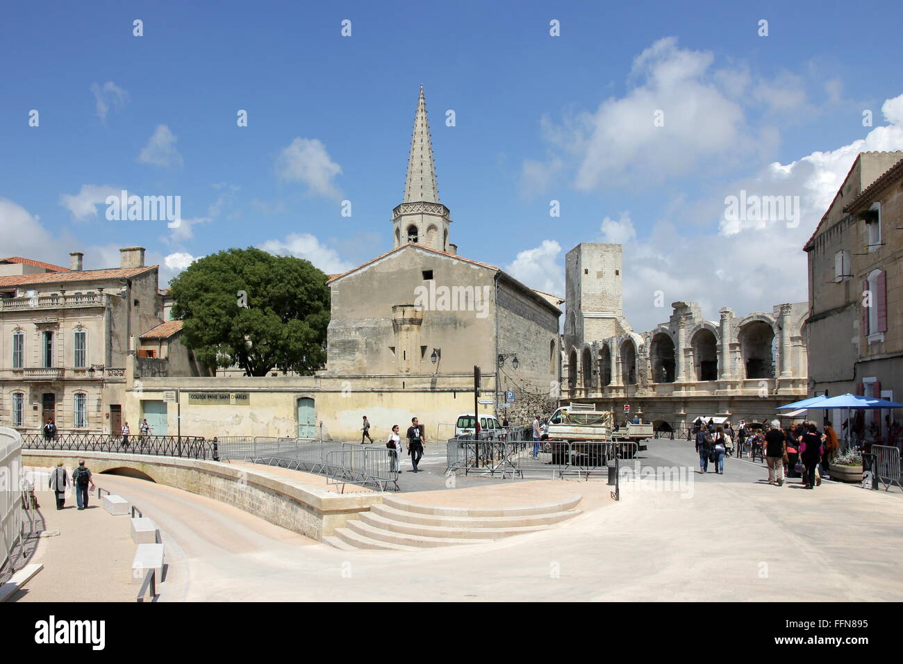 Geografia / viaggi, Francia, Arles, Les Arenes, anfiteatro / anfiteatro, Rue de la Calade, , Additional-Rights-Clearance-Info-Not-Available Foto Stock