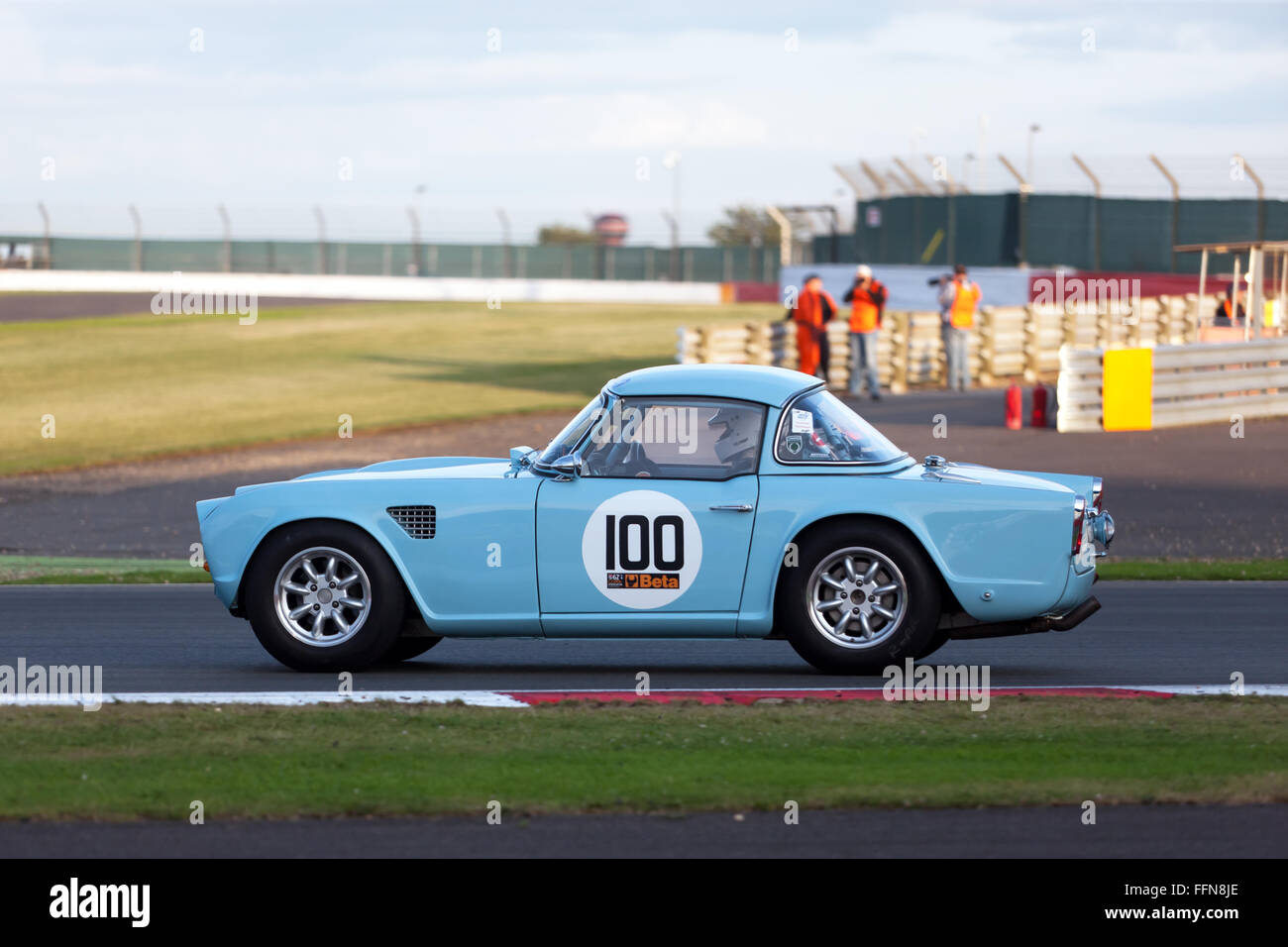 Un trionfo TR4 competere nel trofeo internazionale di Classic GT auto sportive (Pre 66), al 2015 Silverstone Classic. Foto Stock