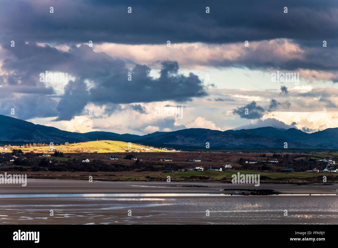 La luce del sole catture sulle colline vicino a Ardara, County Donegal, Irlanda Foto Stock