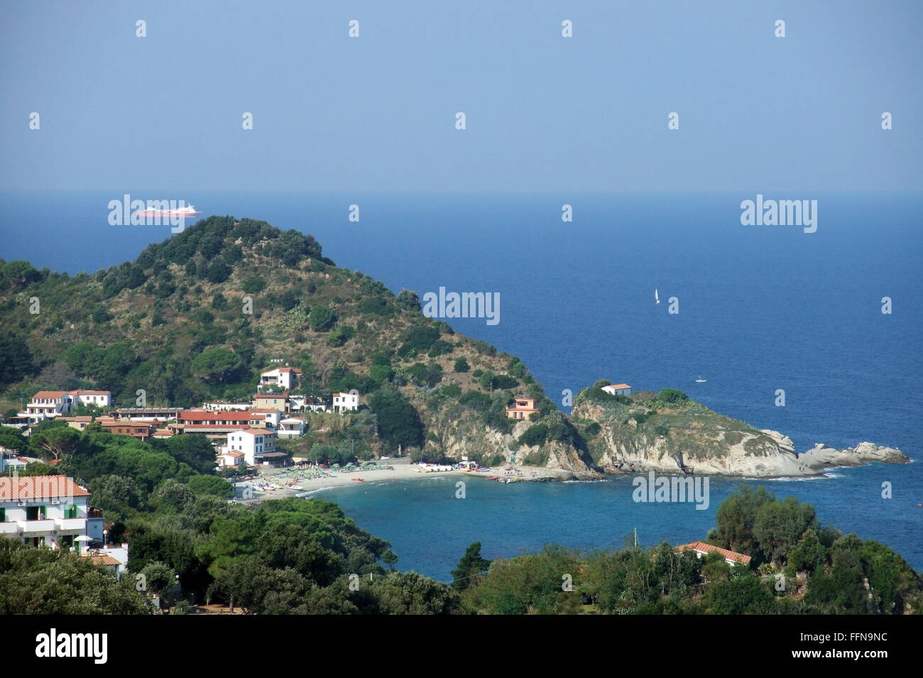 Geografia / viaggi, Italia, Isola d'Elba, Sant'Andrea, vista di tutta la baia e il Mare Mediterraneo, Additional-Rights-Clearance-Info-Not-Available Foto Stock