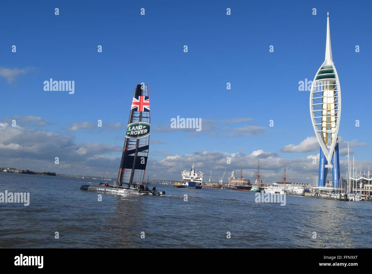 Land Rover Ben Ainslie Racing team vela passando per la Spinnaker Tower, Portsmouth. Foto Stock