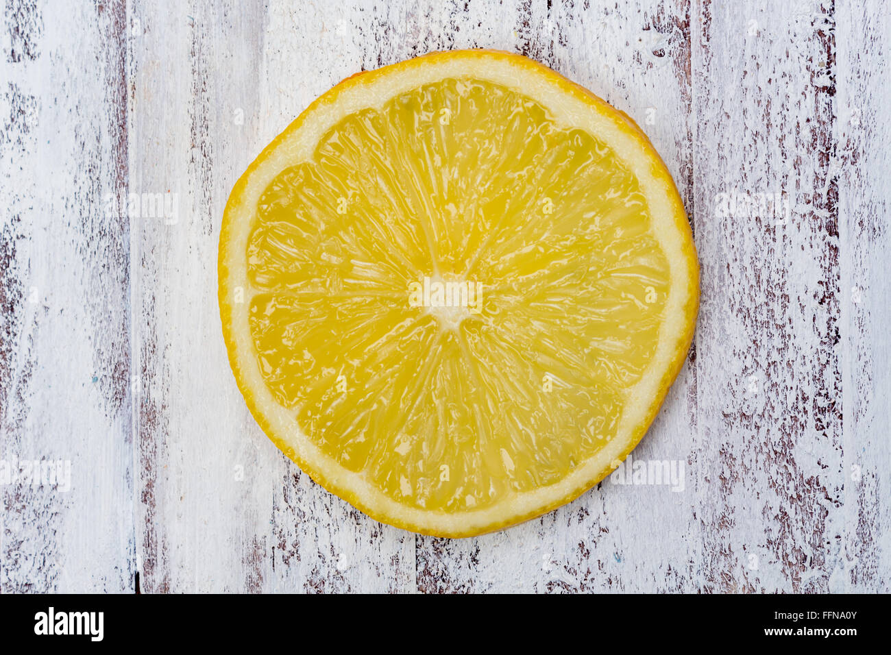 Fetta di limone su un bianco tavolo in legno Foto Stock