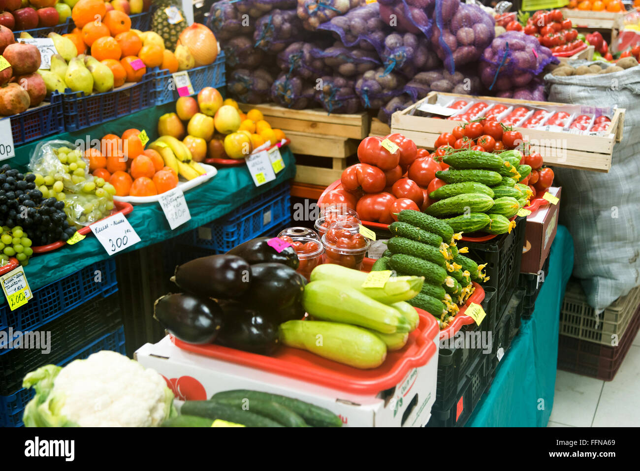 Frutta e verdura sul contatore mercato agrario Foto Stock