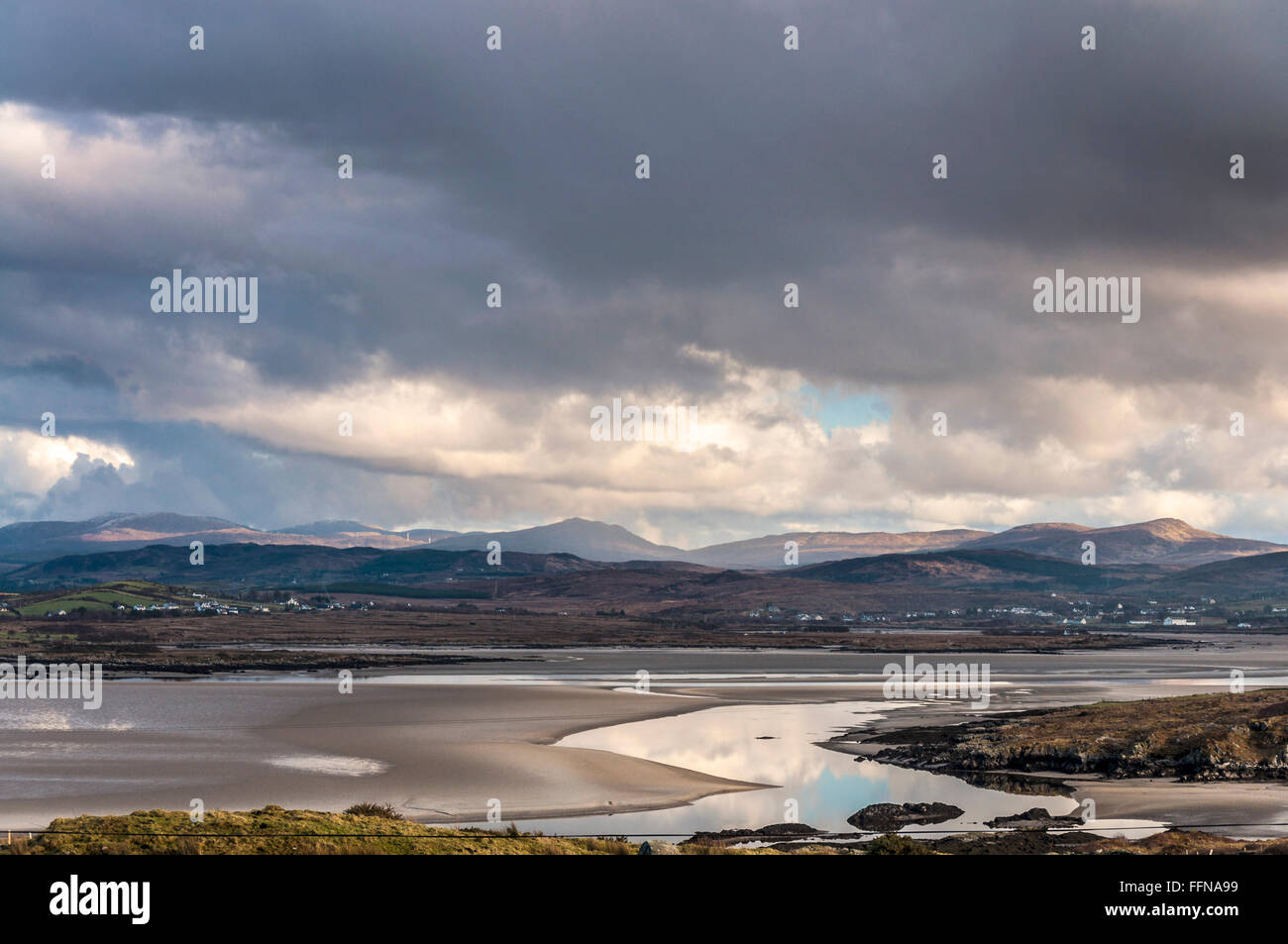 La luce del sole catture sulle colline vicino a Ardara, County Donegal, Irlanda Foto Stock