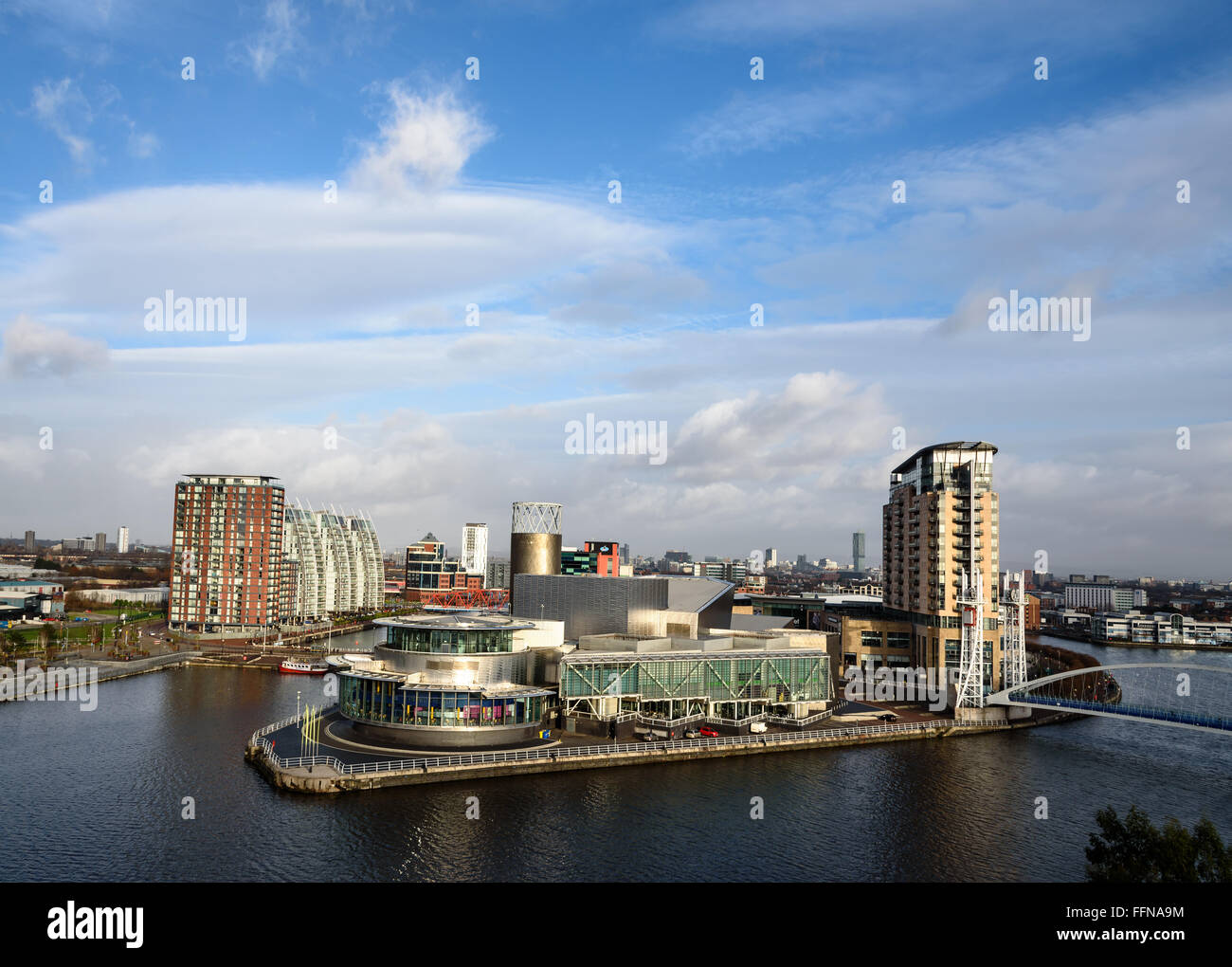 Vista aerea del media city, Lowery teatro a Salford Quays, Manchester, Inghilterra. Foto Stock