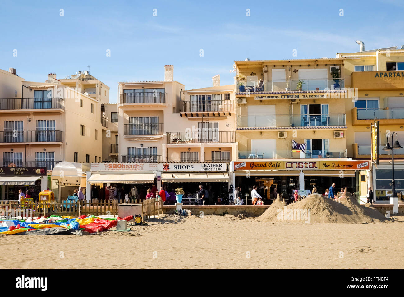 Bar e appartamenti a spiaggia di Carihuela, nella stagione invernale, Torremolinos, Costa del Sol, Spagna. Foto Stock