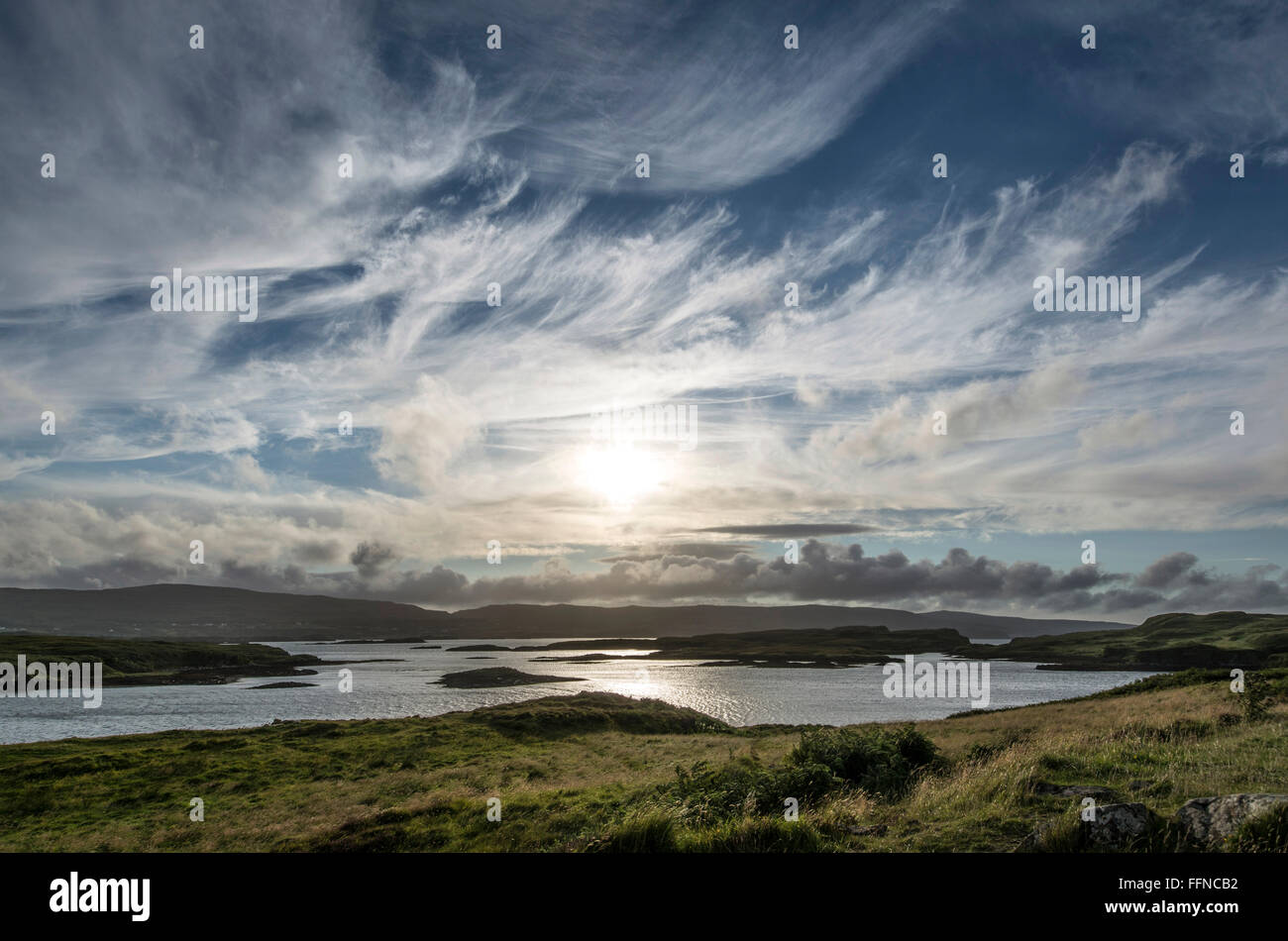 Loch dunvegan con cirrus cumulus nuvole al tramonto con isolette Foto Stock