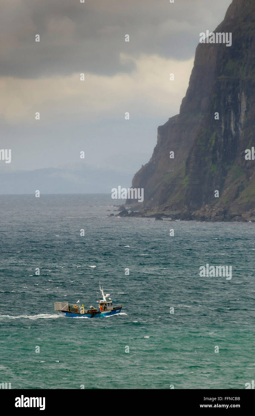 Piccola pesca costiera navi a glendale duirinish Foto Stock