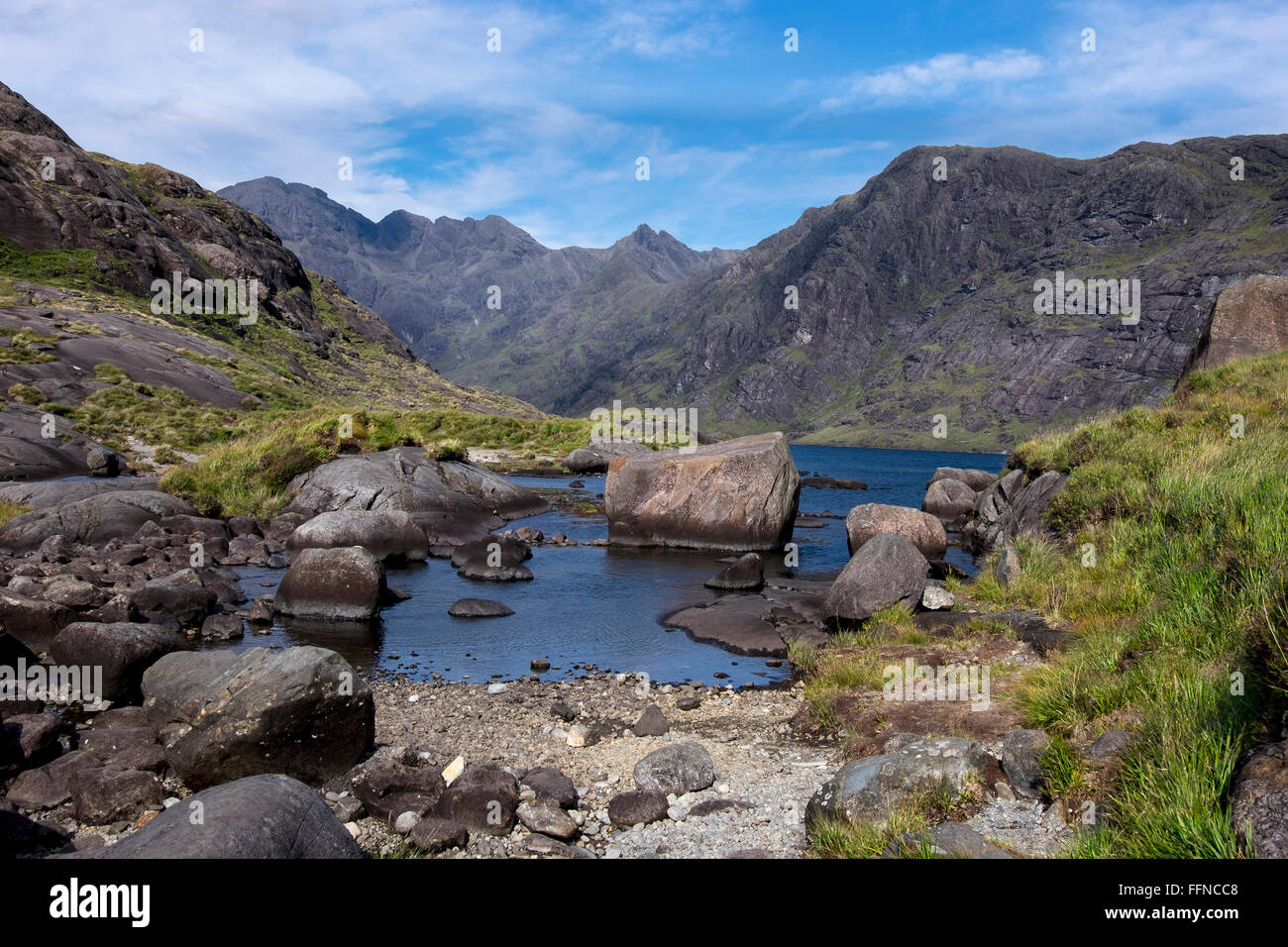 Loch coruisk e montagna in cuillins con riflessioni & skyline frastagliato Foto Stock