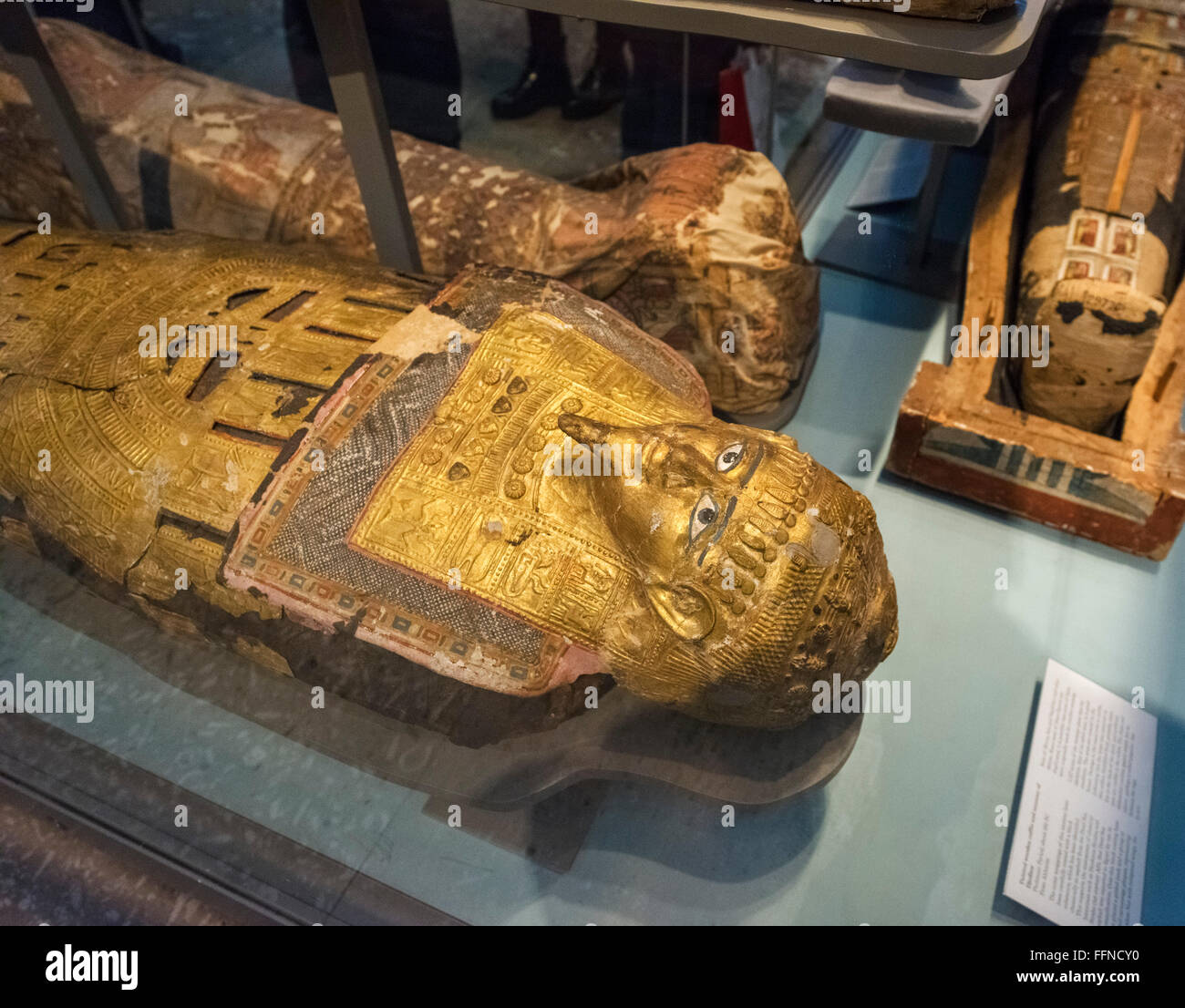 Mummia di uomo non identificato da Akhmim dal tardo Ptolomeic o periodo romano, 1stC BC al 1° C AD , British Museum di Londra, Regno Unito Foto Stock