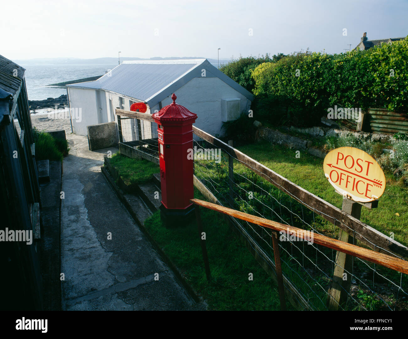 Iona village post office a Baile Mor affacciato su St Ronan's Bay e il suono di Iona, Argyll, Scozia. Foto Stock