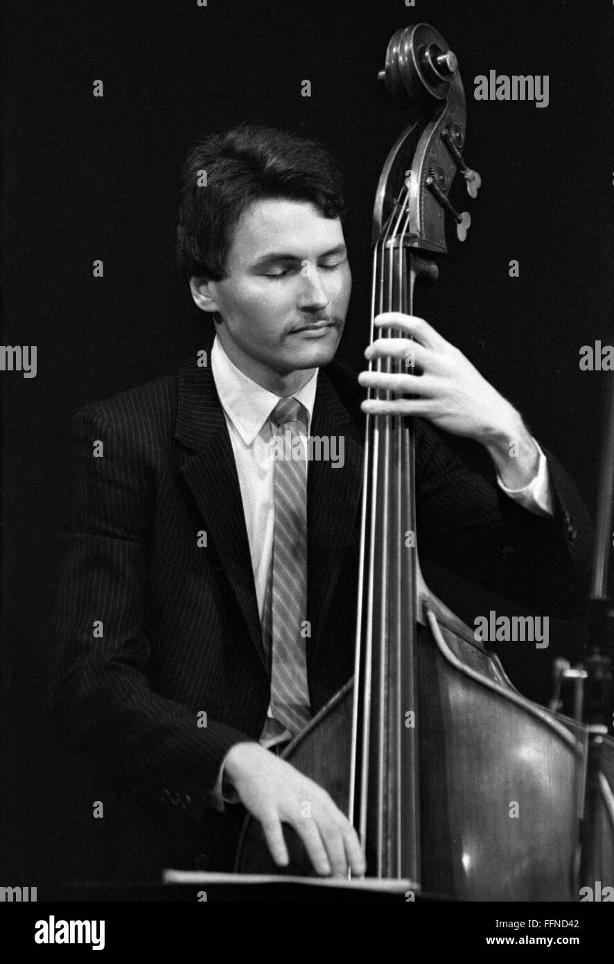 Musicista jazz John Goldsby in una sessione disposti da Loren Schoenberg nella città di New York. Il concerto è stato il 20 gennaio 1985, presso il Teatro del vigneto in Manhattan. Foto Stock