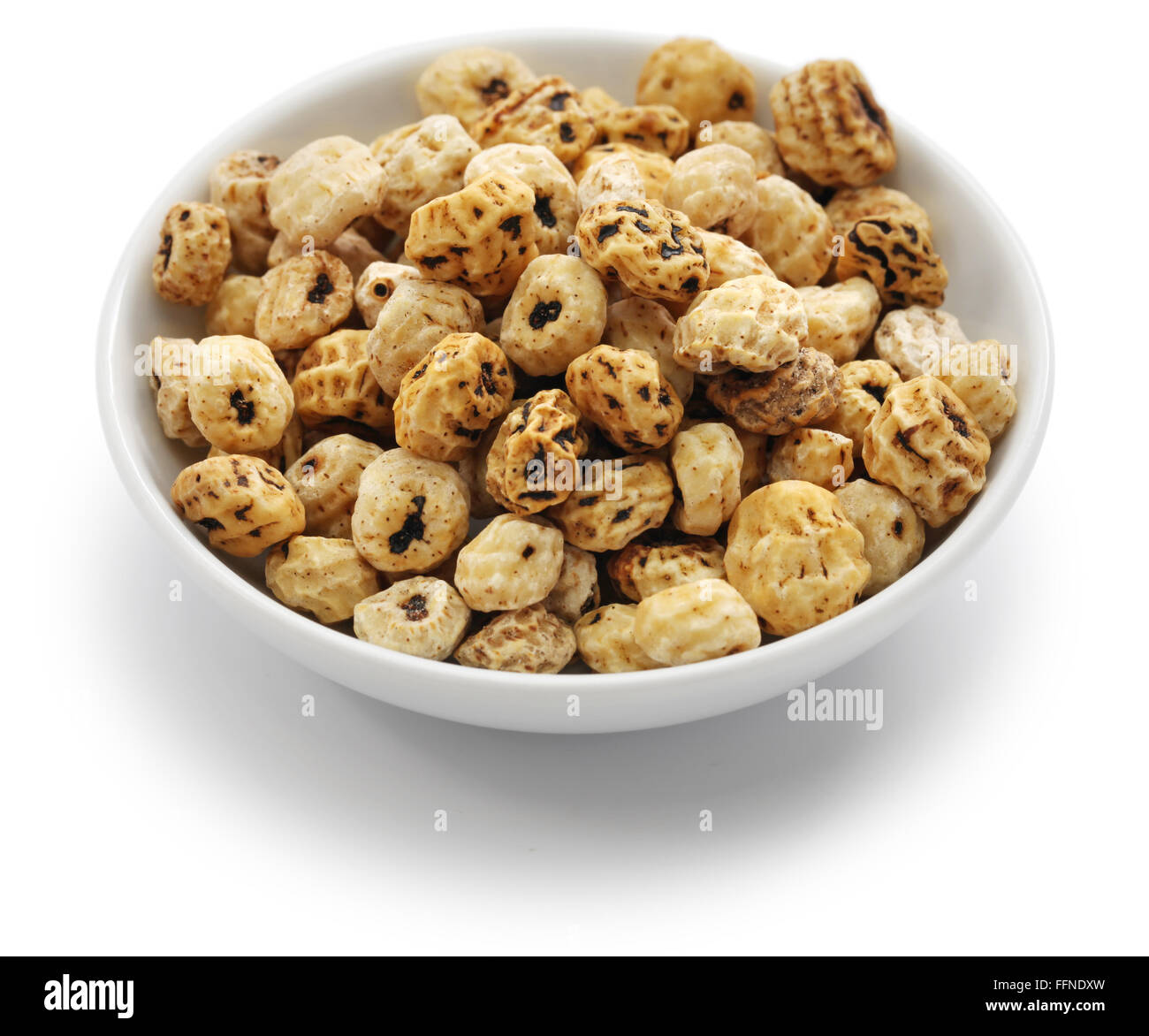 I dadi della tigre, spagnolo "chufa, superfoods isolati su sfondo bianco Foto Stock