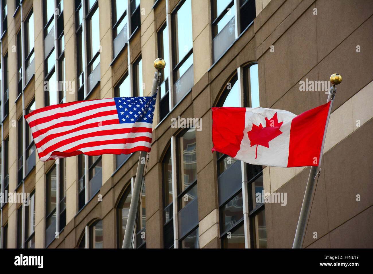 Il canadese e bandierine americane in un quartiere commerciale Foto Stock