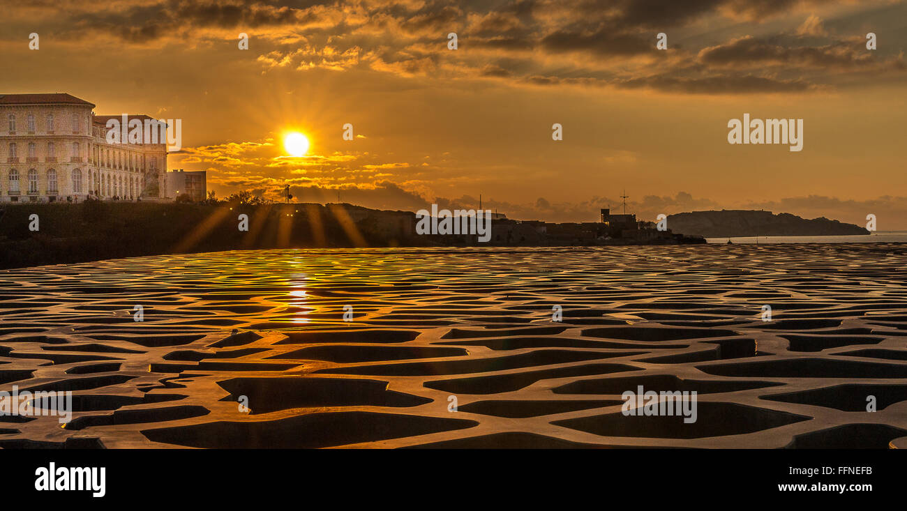Tramonto sul Pharo edificio e il museo MUCEM a Marsiglia, Francia Foto Stock