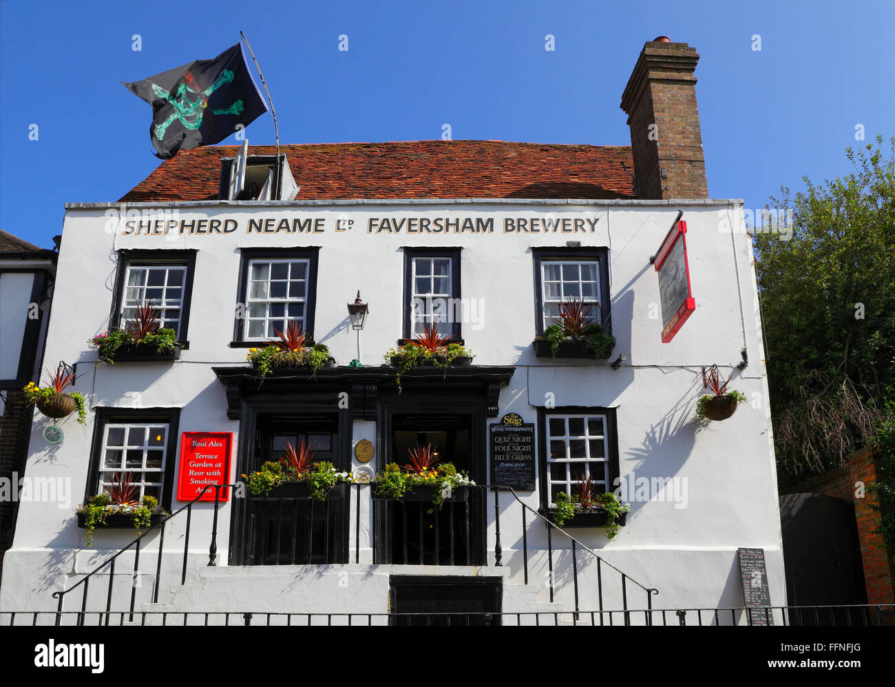 Le feste di addio al celibato Inn, tutti i Santi Street, il più antico pub in Hastings, battenti la bandiera dei pirati, East Sussex, England, Regno Unito Foto Stock