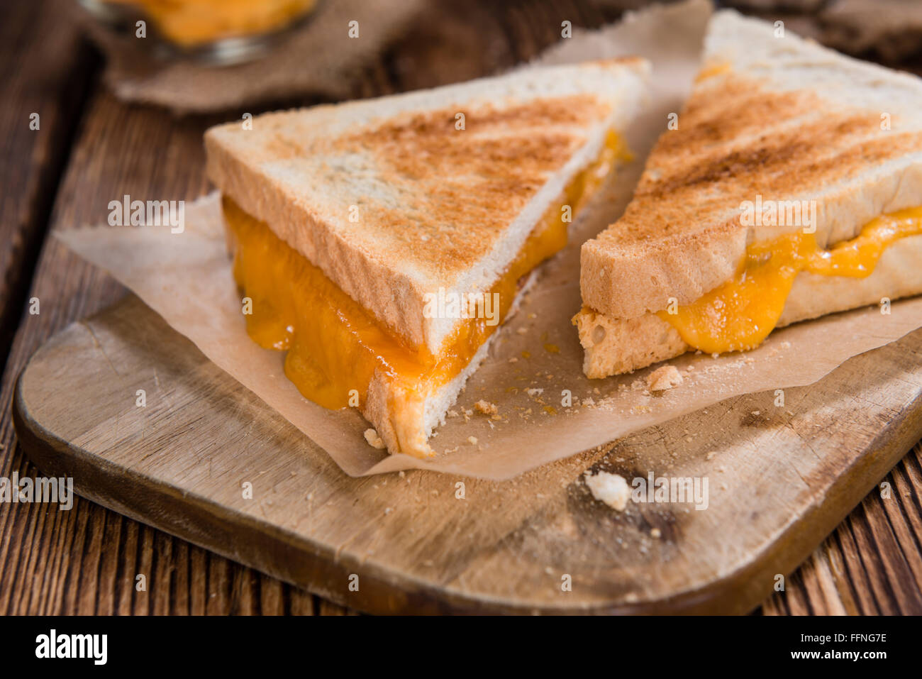 Sandwich di formaggio (messa a fuoco selettiva) sull'annata sullo sfondo di legno Foto Stock