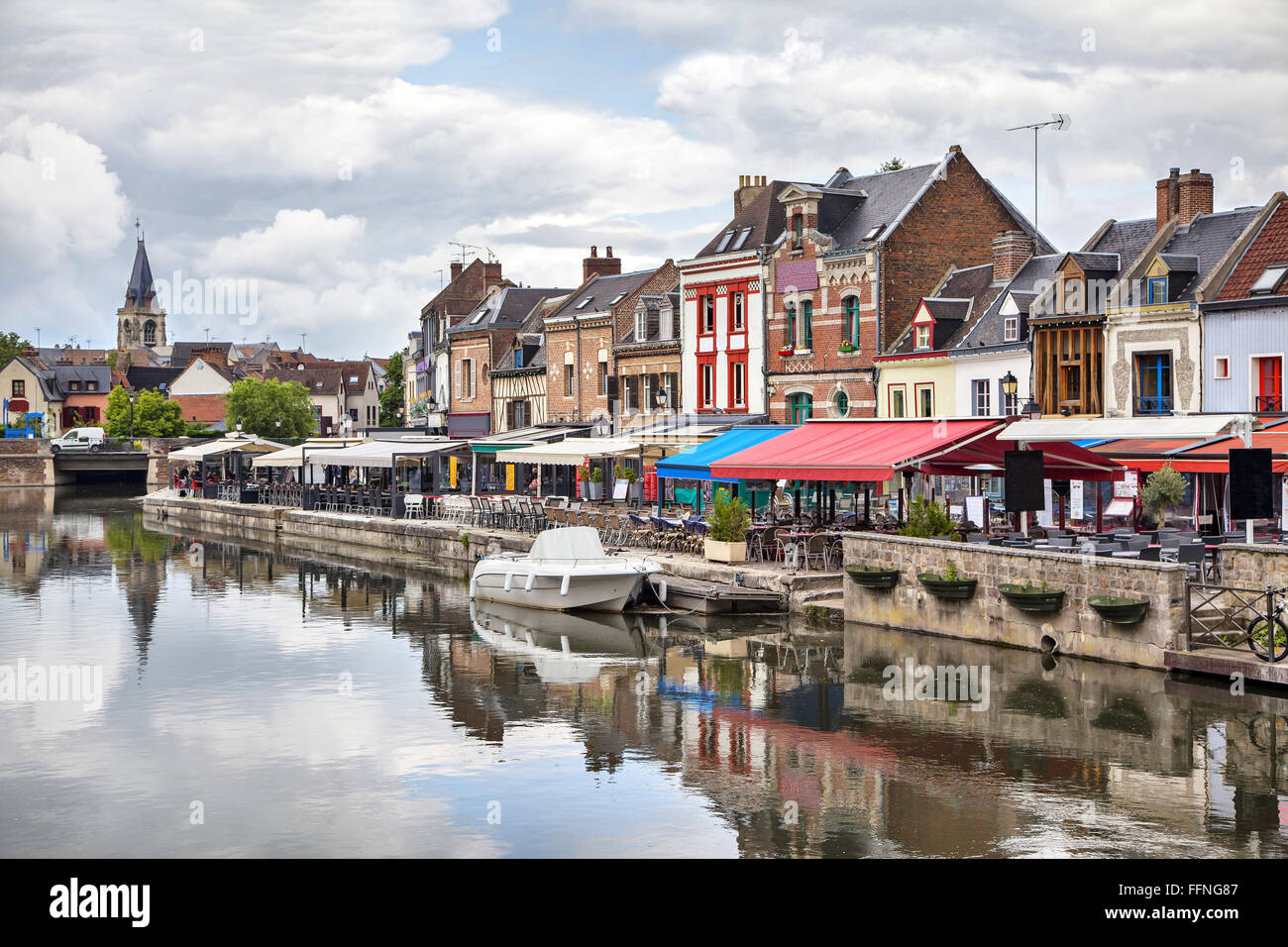 Estate colorati verande di ristoranti sul terrapieno di Belu in Amiens, Francia Foto Stock