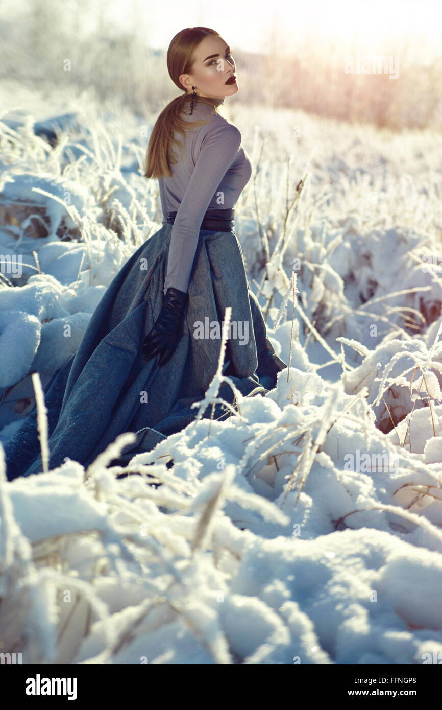 La regina delle nevi. Giorno d'inverno. Abito di lusso. La bambina in mezzo alla neve. Orecchini di nero. Foto Stock